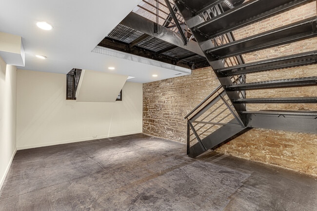 Building Photo - 944 W Lake St