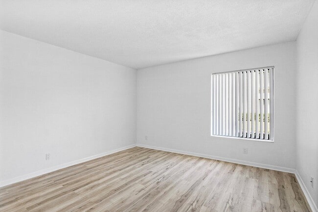 Building Photo - 723 Sunny Pine Way