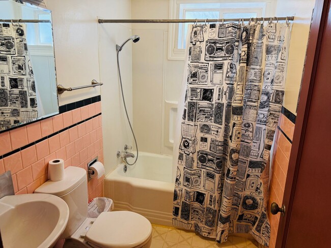 Building Photo - Furnished One Bedroom Near Hospitals