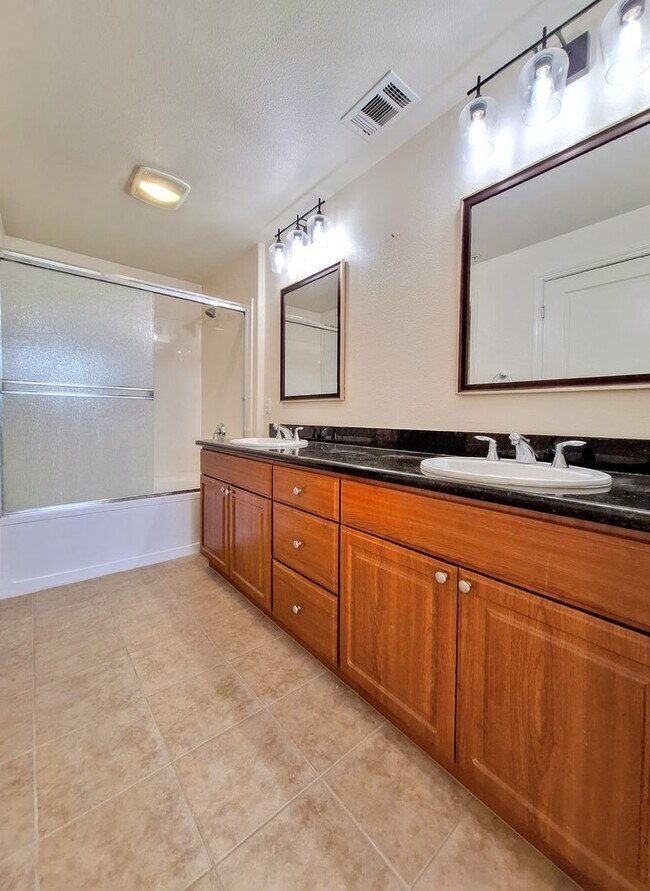 Building Photo - Beautiful 2bd Condo In Gated Community With Pool, Gym, and In-unit Laundry!