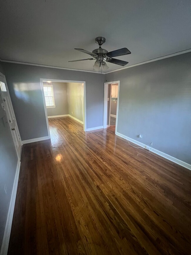 Building Photo - 3 bed, 1 bath near the University of Memphis