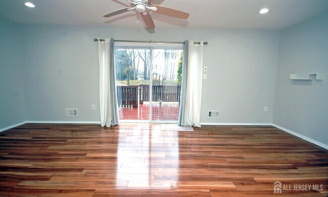 Building Photo - 4 White Oaks Dr