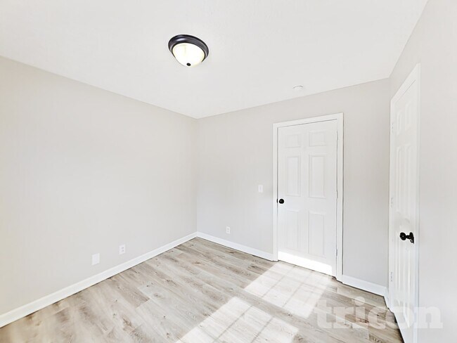 Building Photo - 240 Green Hills Dr
