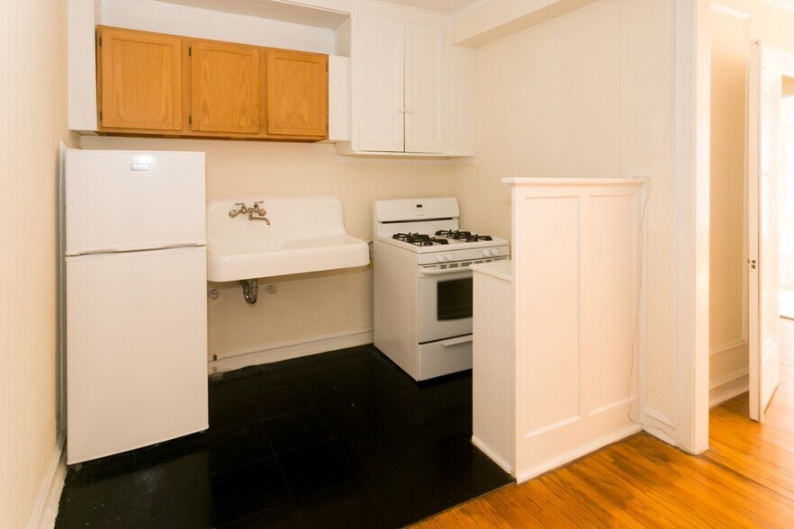 Building Photo - 1211 W Elmdale Ave