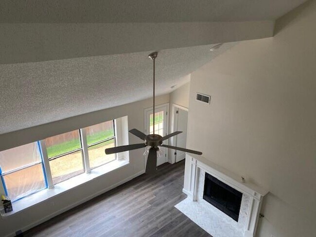 Building Photo - LOVELY 2 STORY IN GRAPEVINE! NOT EVEN 5 MI...