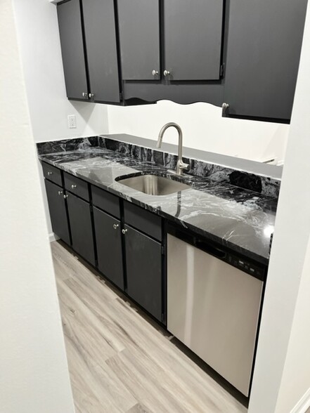 kitchen - 303 Hudson Ave