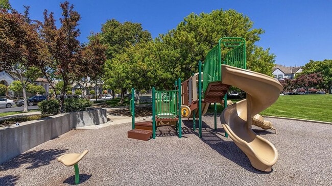 Building Photo - Townhome in the Peninsula's Most Walkable ...