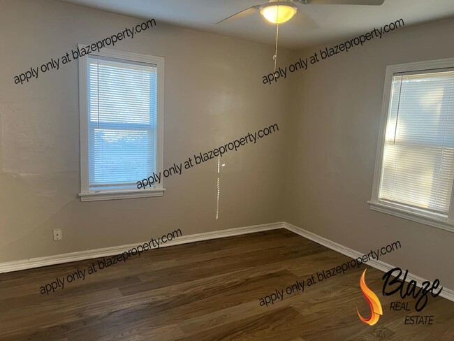 Building Photo - 2 Bed 1 Bath Home | Fresh Paint & New Floo...