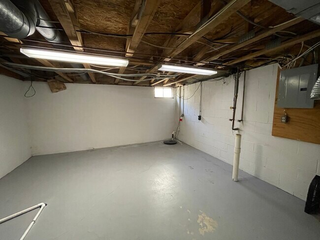 Building Photo - 2618 Cedar Lake Dr