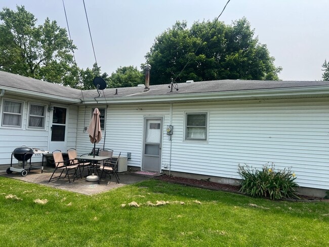 Building Photo - Charming 2-Bedroom Ranch with Spacious Liv...