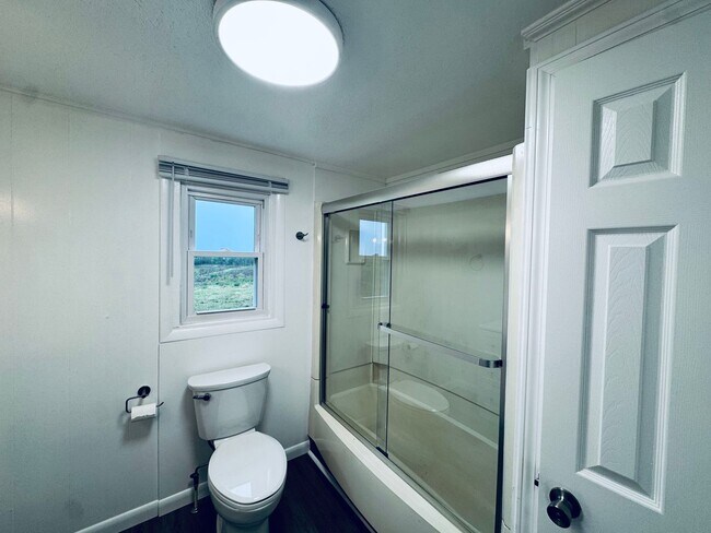 Building Photo - Adorable Home/Country setting