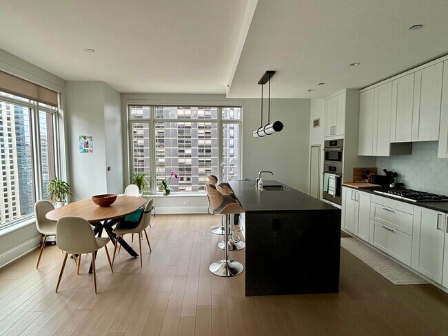 Building Photo - 514 N Peshtigo Ct