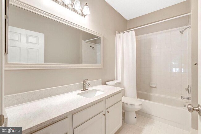 Building Photo - 1701 Lake Shore Crest Dr
