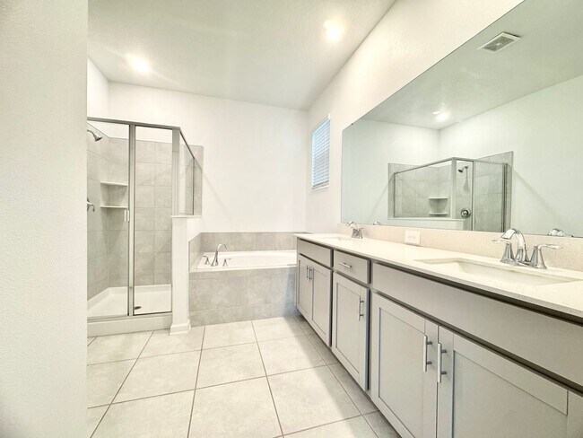 Building Photo - Like New - Large 4/4 Single Story Home wit...