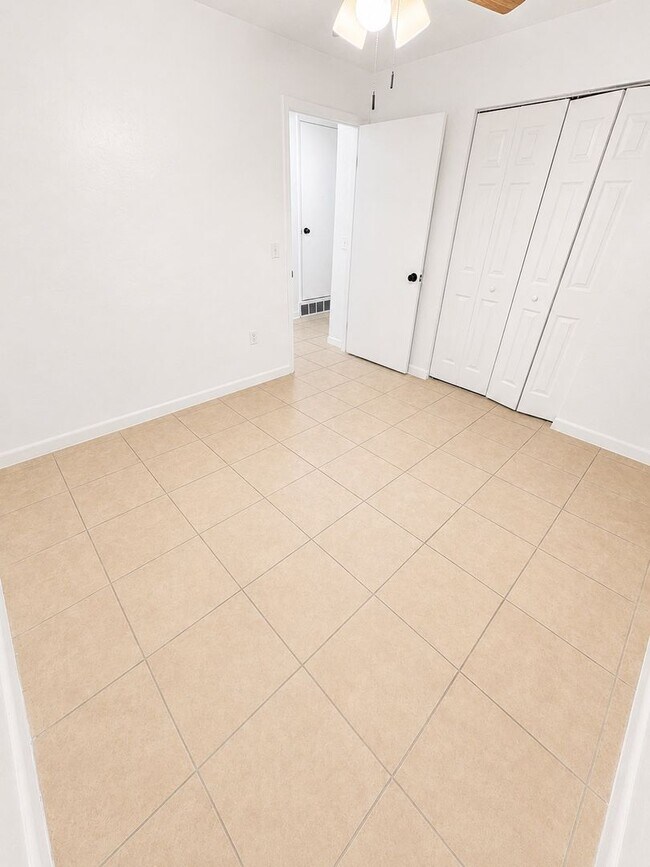 Building Photo - 1712 NE 71st Pl