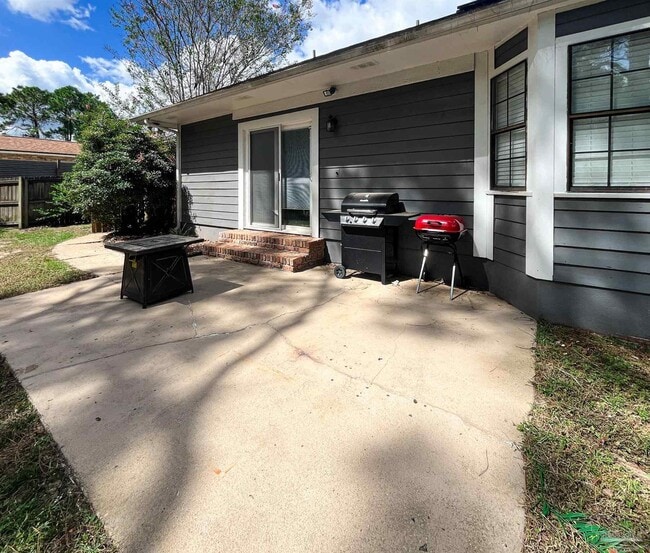 Building Photo - 6843 Lake Charlene Dr
