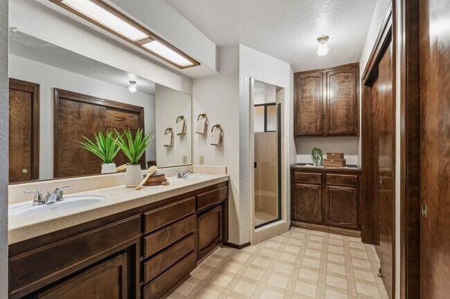 Building Photo - $500.00 off 1st Mo Rent: Move In Special! Quiet & Central Neighborhood - 3 Bedroom 2 Bathroom - L...