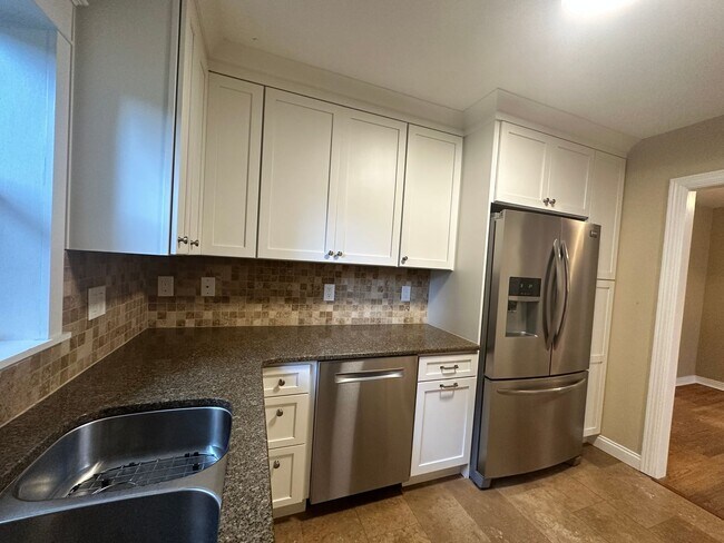 Building Photo - Stunning 3/2 Bungalow near the historic di...