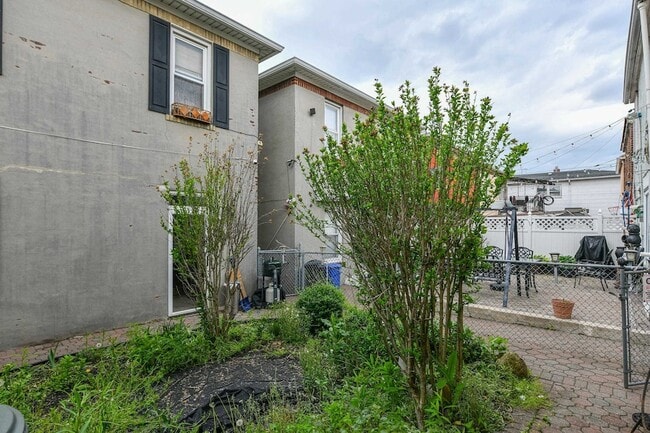 Building Photo - 610 Columbia Ave