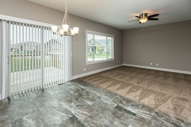 Building Photo - Gorgeous 4 Bed Home! Brand new carpet!