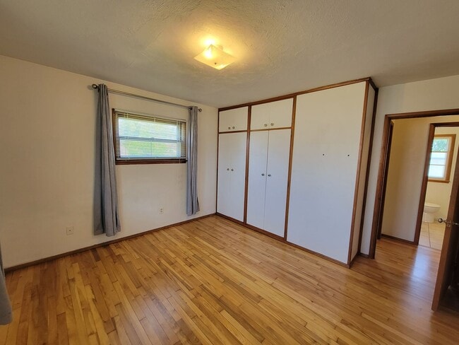 Building Photo - 2 Bedroom House