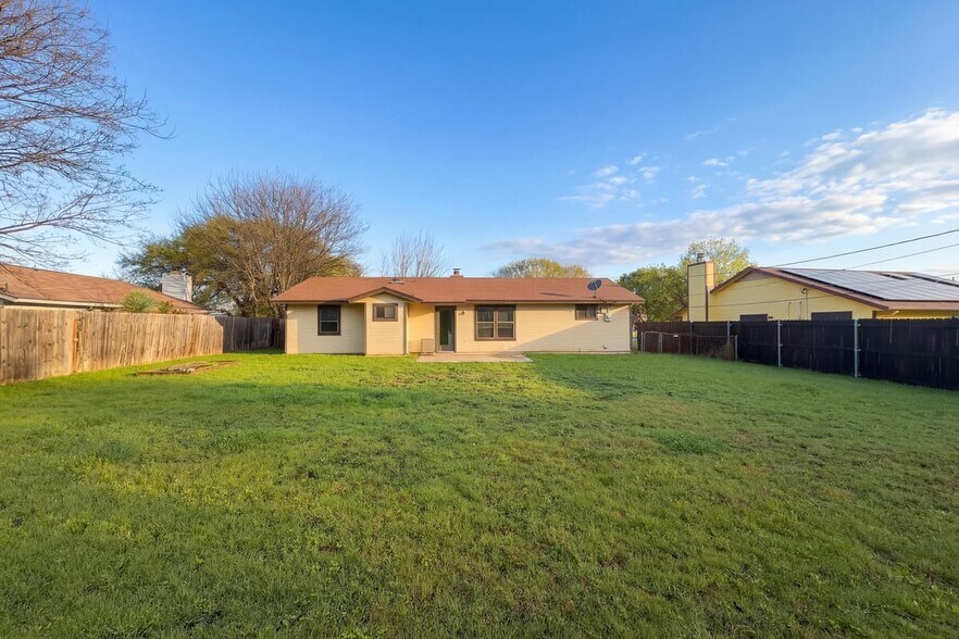 Building Photo - 908 Hackberry St