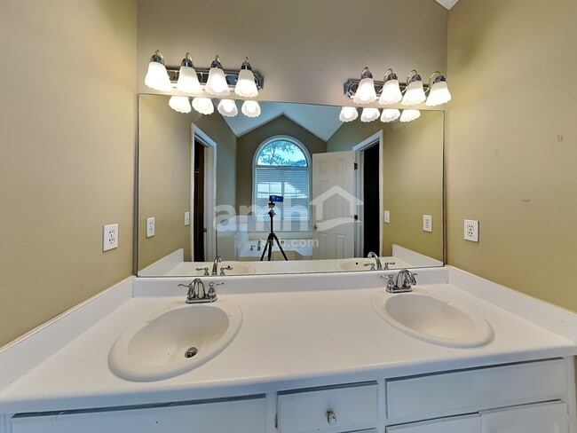 Building Photo - 620 Claredon Ct