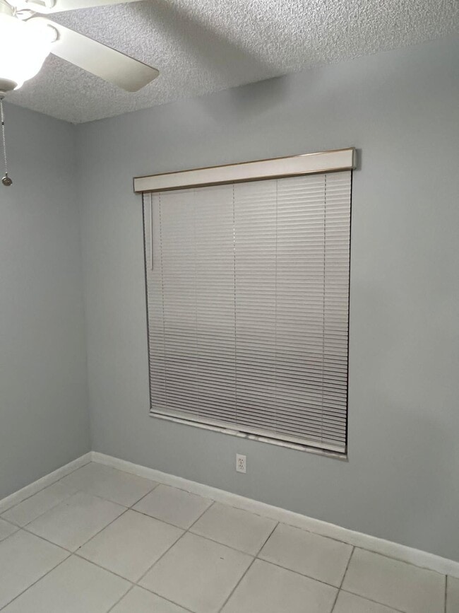 Building Photo - 2335 SW 22nd Ave