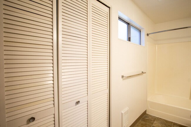 Building Photo - Get $250 OFF! Fantastic Lake Oswego 1Bdr w/Fireplace, Dishwasher, W/D & Patio!