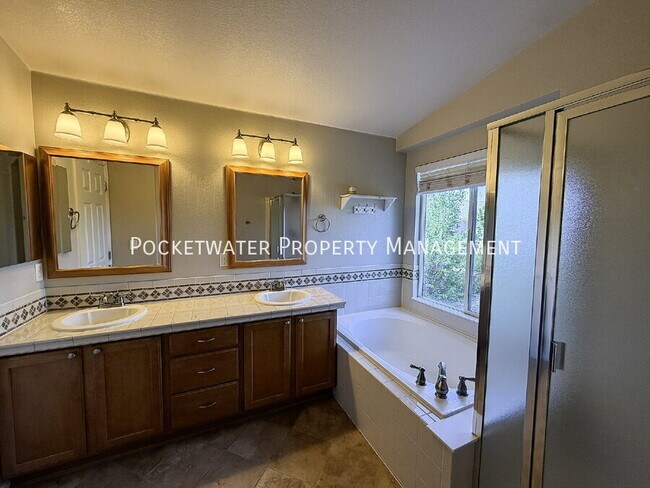 Building Photo - 2127 Mountain Iris Dr