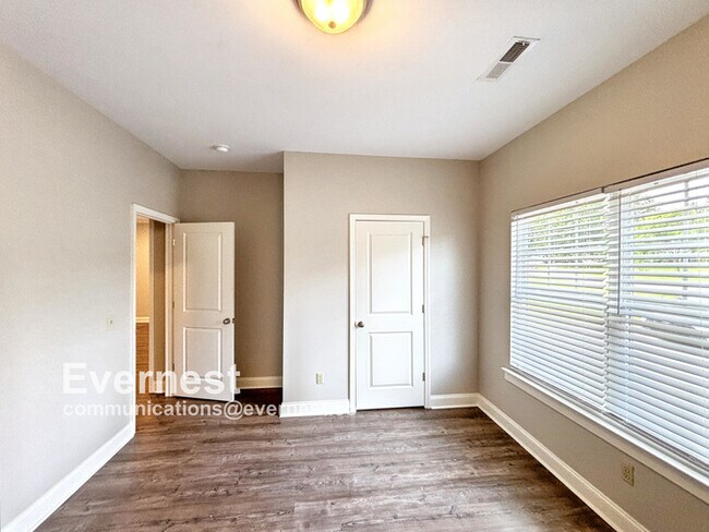 Building Photo - 3-Bedroom, 2-Bathroom Home in a Convenient...