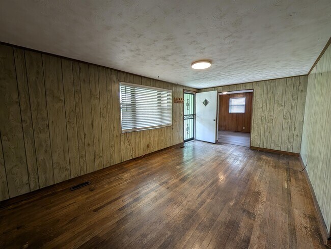 Building Photo - 210 Columbian Ave