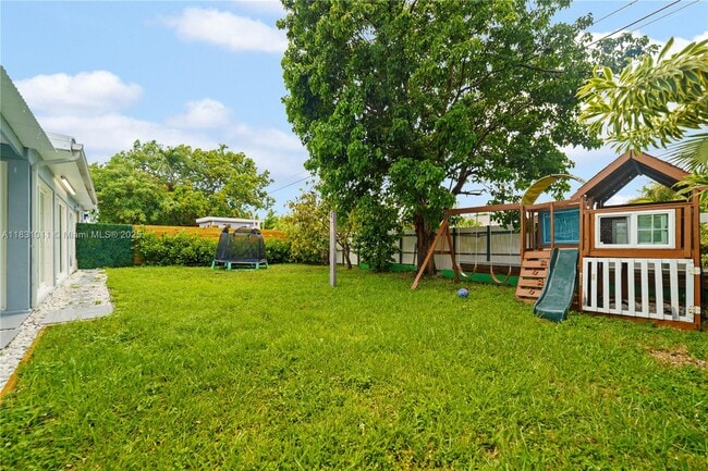 Building Photo - 16400 SW 100th Ct