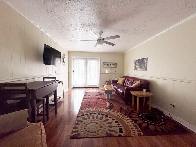 Building Photo - 1045 E 10th St