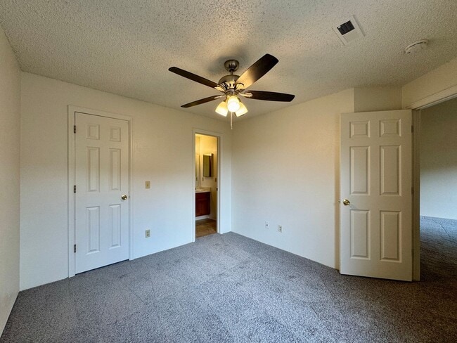 Building Photo - 2 Bedroom 1 Bath In Aurora Available NOW!!