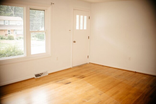 Building Photo - 425 Spring Dr