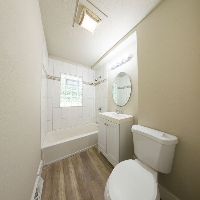 Building Photo - Gorgeous 4 Bedroom 1 Bath Home - Pyramid P...
