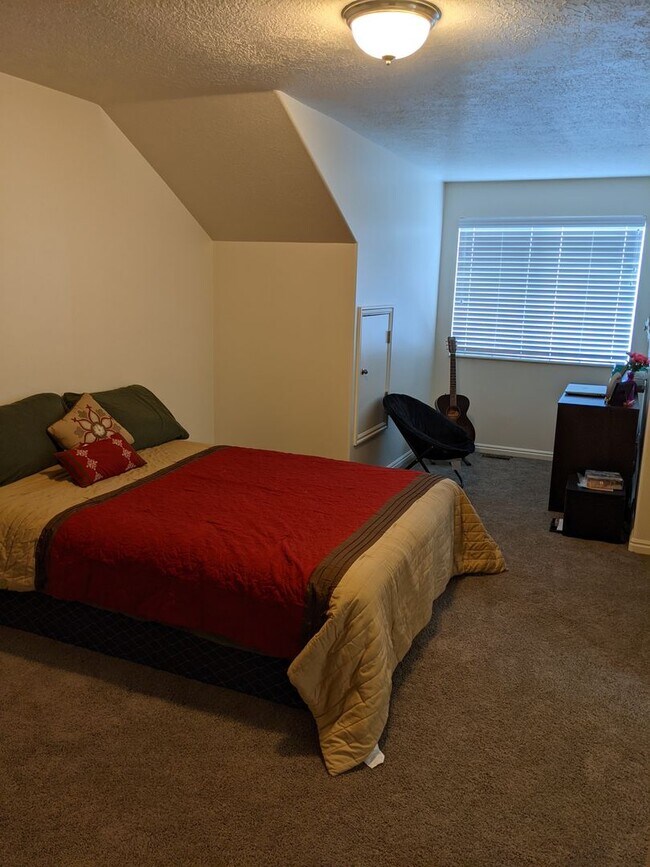 Building Photo - 4 Bed/3 Bath by Geneva Rd in Provo