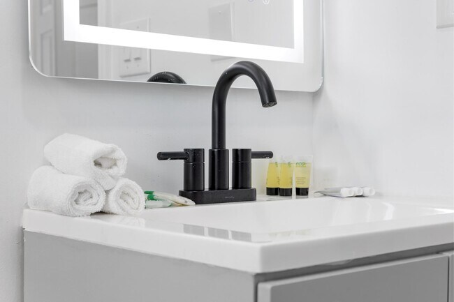 Building Photo - 1413 NE 15th Ave