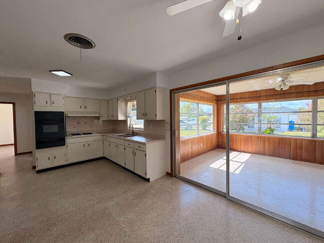 Building Photo - Ready to move-in 2-bedroom, 2-bath residence in the heart of Summerfield!