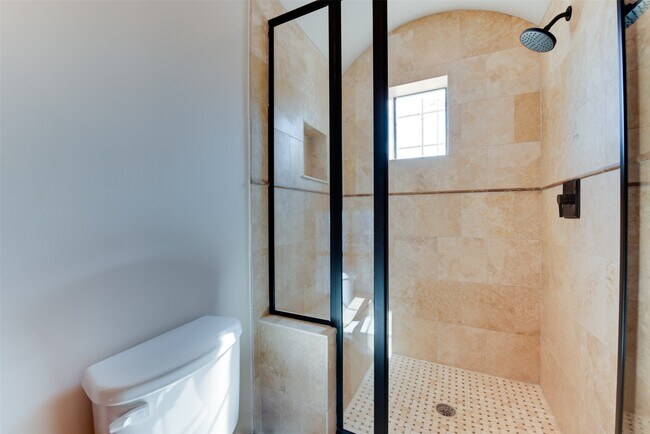 Building Photo - 905 W 22nd St