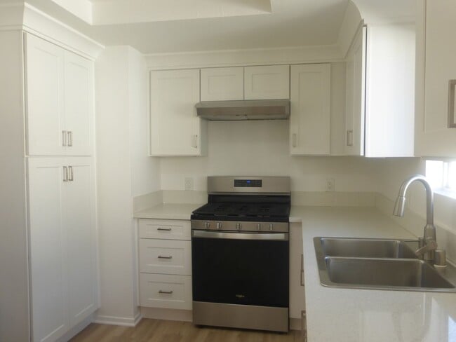 Building Photo - 673 W 20th St