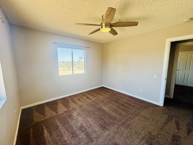 Building Photo - Charming 3-Bedroom with 2 Full Baths on th...