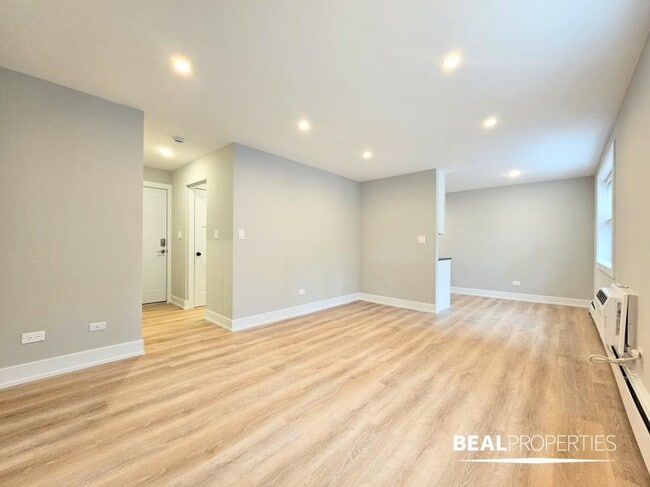 Building Photo - 0 bedroom in CHICAGO IL 60657