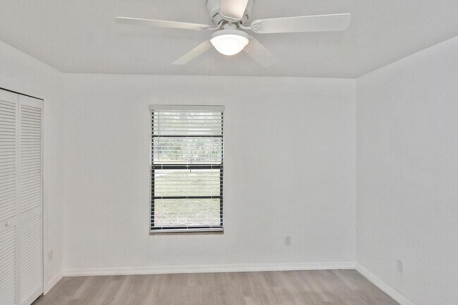 Building Photo - 1202 E 7th St