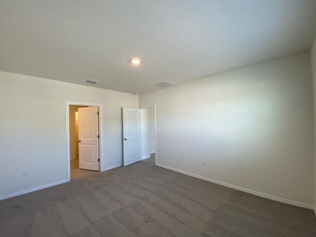 Building Photo - Lake Diamond-North - 4/2/2 *Available Now*...