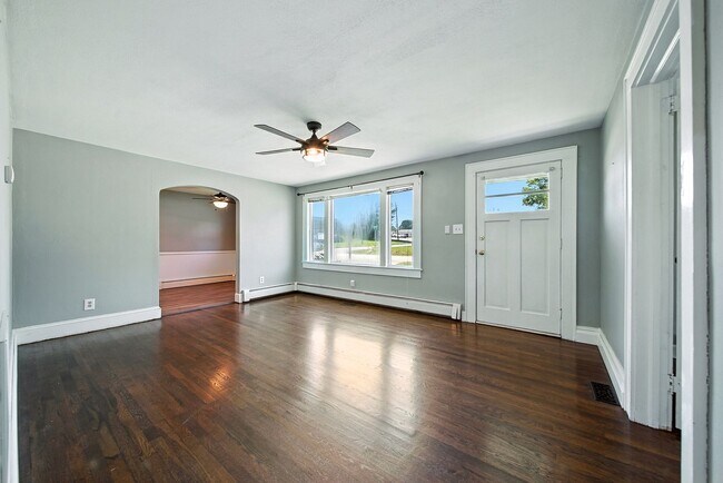 Building Photo - Charming 1950s 3 bed /2 bath Bungalow on S...