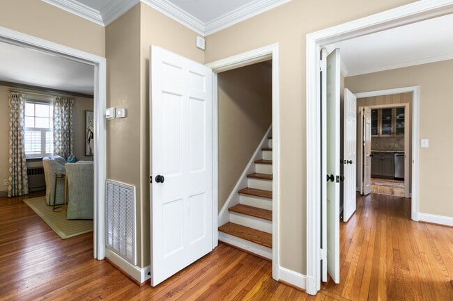 Building Photo - Stunning Irving Park 4 bedroom, 4 bathroom...