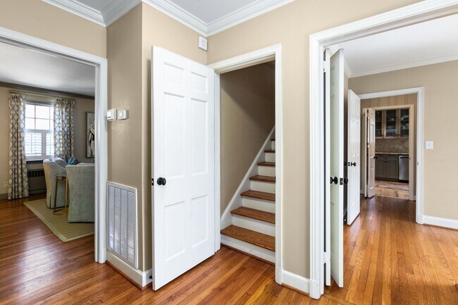 Building Photo - Stunning Irving Park 4 bedroom, 4 bathroom home in Greensboro!