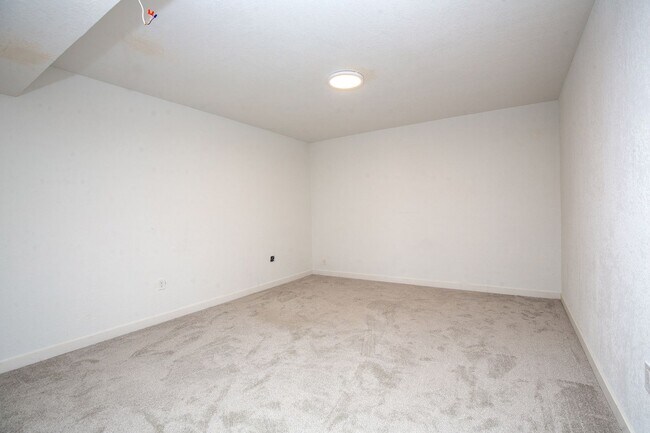 Building Photo - 15898 Little Bluestem Rd